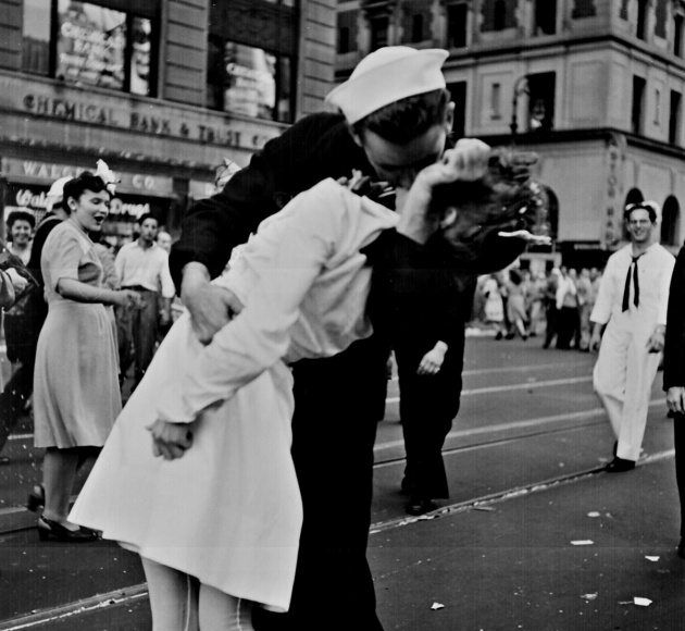 Beso histórico entre marinero y enfermera en Nueva York