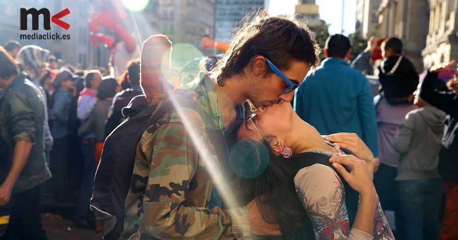Beso de pareja colobiana en el proyecto 100 world kisses